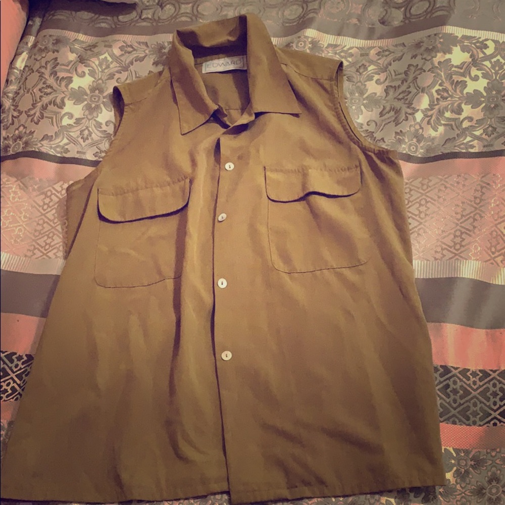 Sleeveless shirt